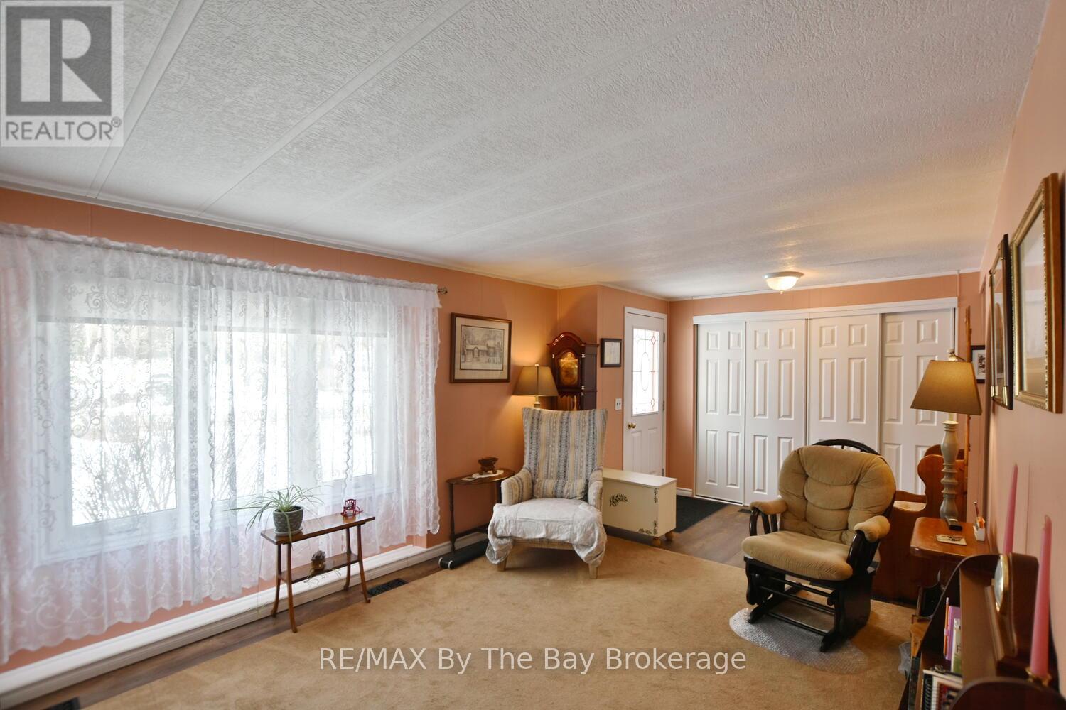 1 Golf Avenue, Wasaga Beach, Ontario  L9Z 1K2 - Photo 4 - S12976030