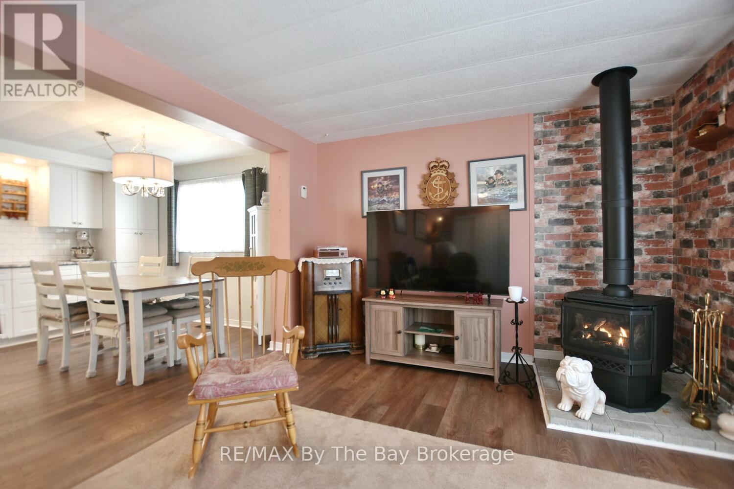 1 Golf Avenue, Wasaga Beach, Ontario  L9Z 1K2 - Photo 5 - S12976030