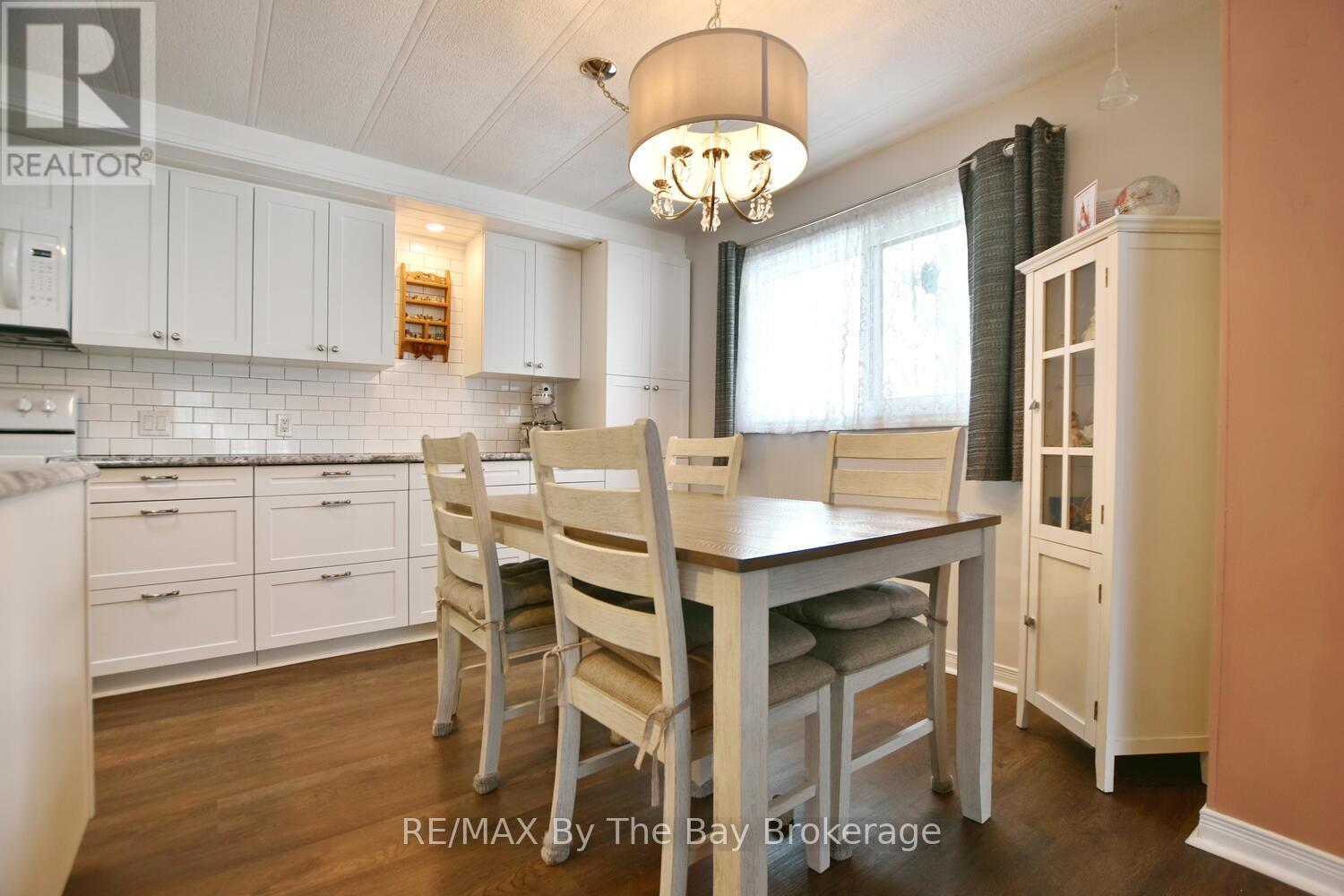 1 Golf Avenue, Wasaga Beach, Ontario  L9Z 1K2 - Photo 6 - S12976030