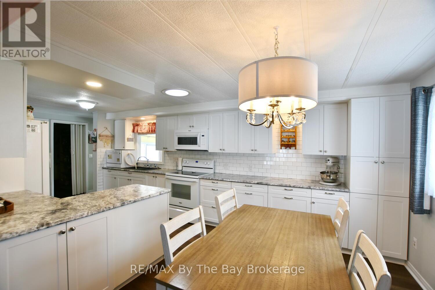 1 Golf Avenue, Wasaga Beach, Ontario  L9Z 1K2 - Photo 7 - S12976030