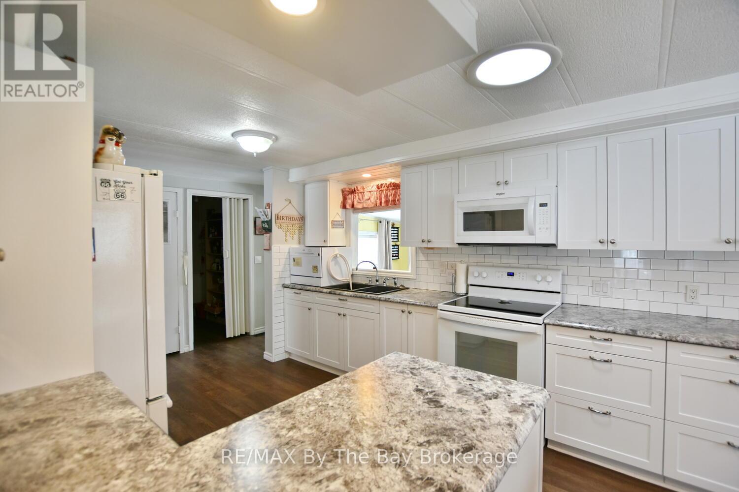 1 Golf Avenue, Wasaga Beach, Ontario  L9Z 1K2 - Photo 8 - S12976030