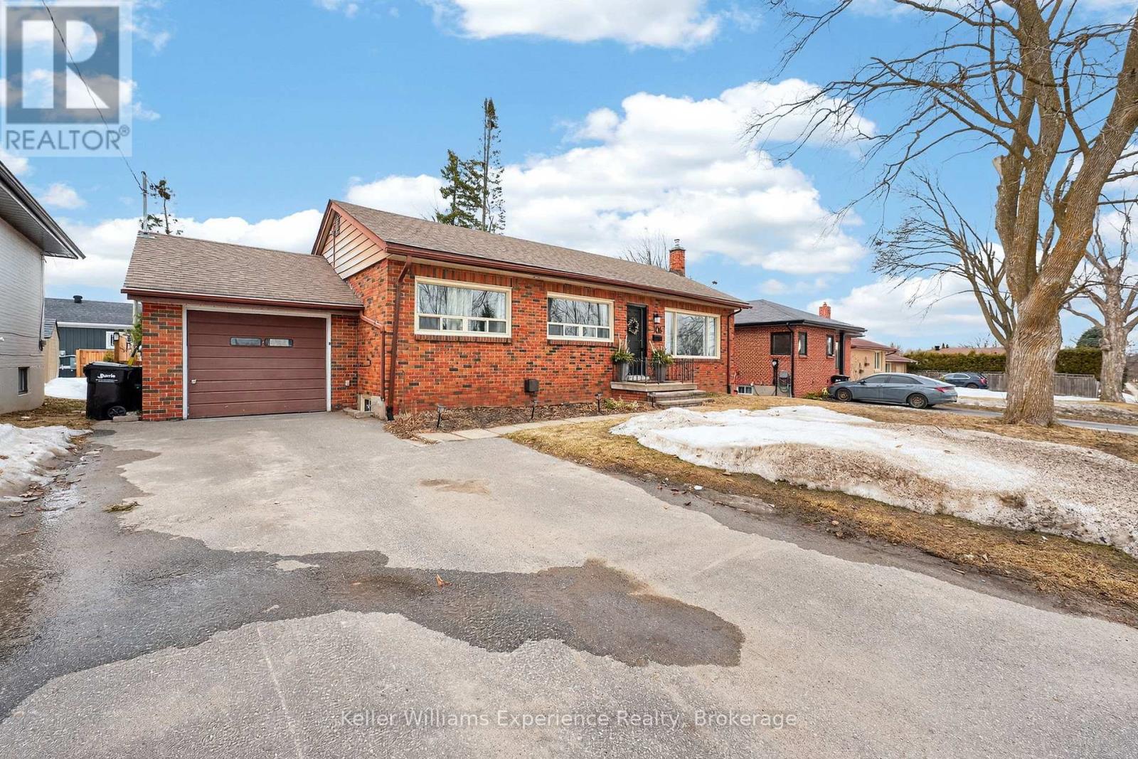 106 Nelson Street, Barrie, Ontario  L4M 4K7 - Photo 2 - S12976056