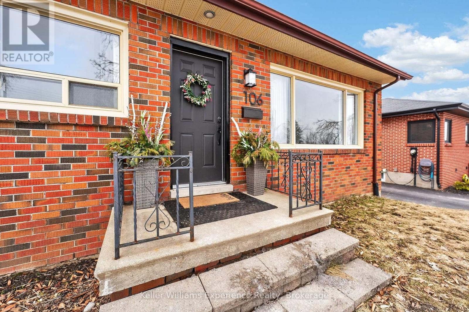 106 Nelson Street, Barrie, Ontario  L4M 4K7 - Photo 3 - S12976056