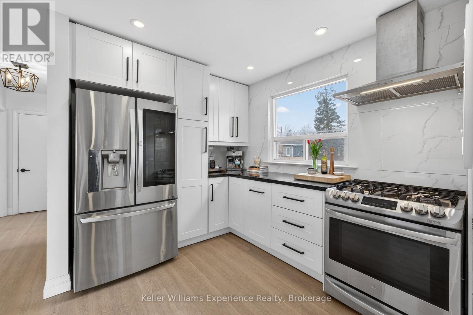 106 Nelson Street, Barrie, Ontario  L4M 4K7 - Photo 4 - S12976056