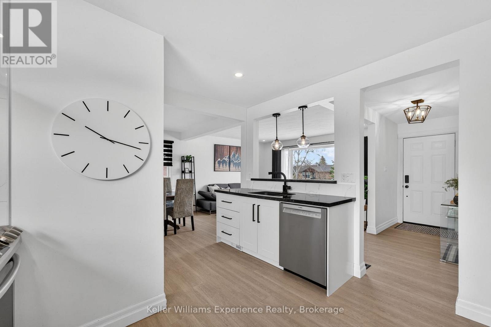 106 Nelson Street, Barrie, Ontario  L4M 4K7 - Photo 6 - S12976056