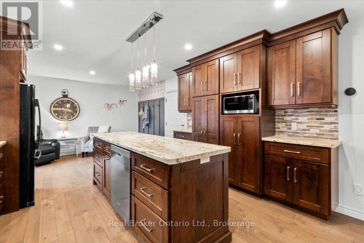 40 Arthur Street W, Minto, Ontario  N0G 1Z0 - Photo 8 - X12975954