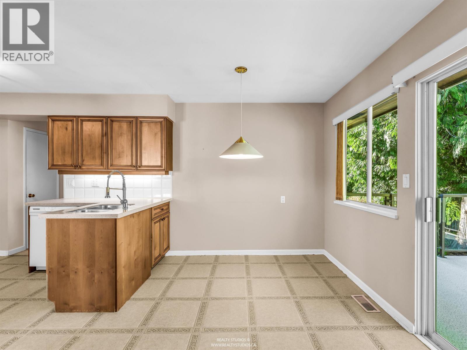 1110 Lodge Road, North Vancouver, British Columbia  V7R 1W8 - Photo 12 - R3109132