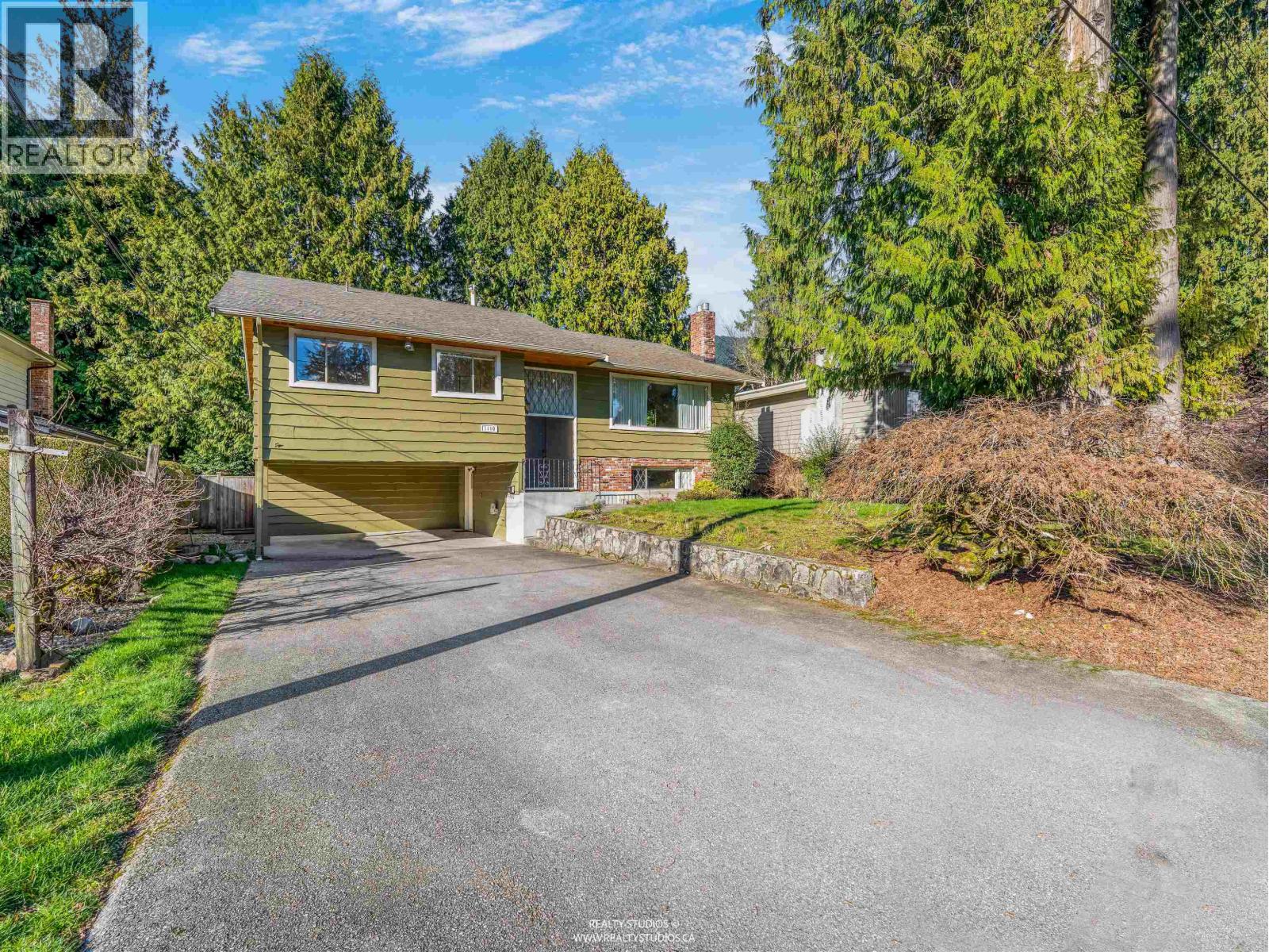 1110 Lodge Road, North Vancouver, British Columbia  V7R 1W8 - Photo 2 - R3109132
