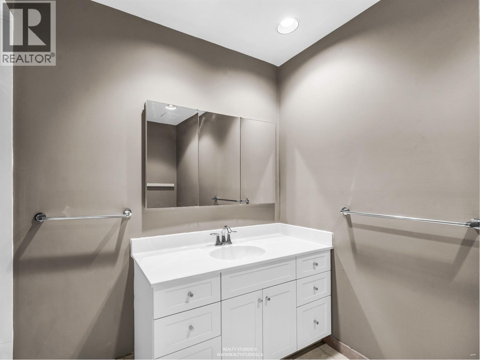 1110 Lodge Road, North Vancouver, British Columbia  V7R 1W8 - Photo 25 - R3109132