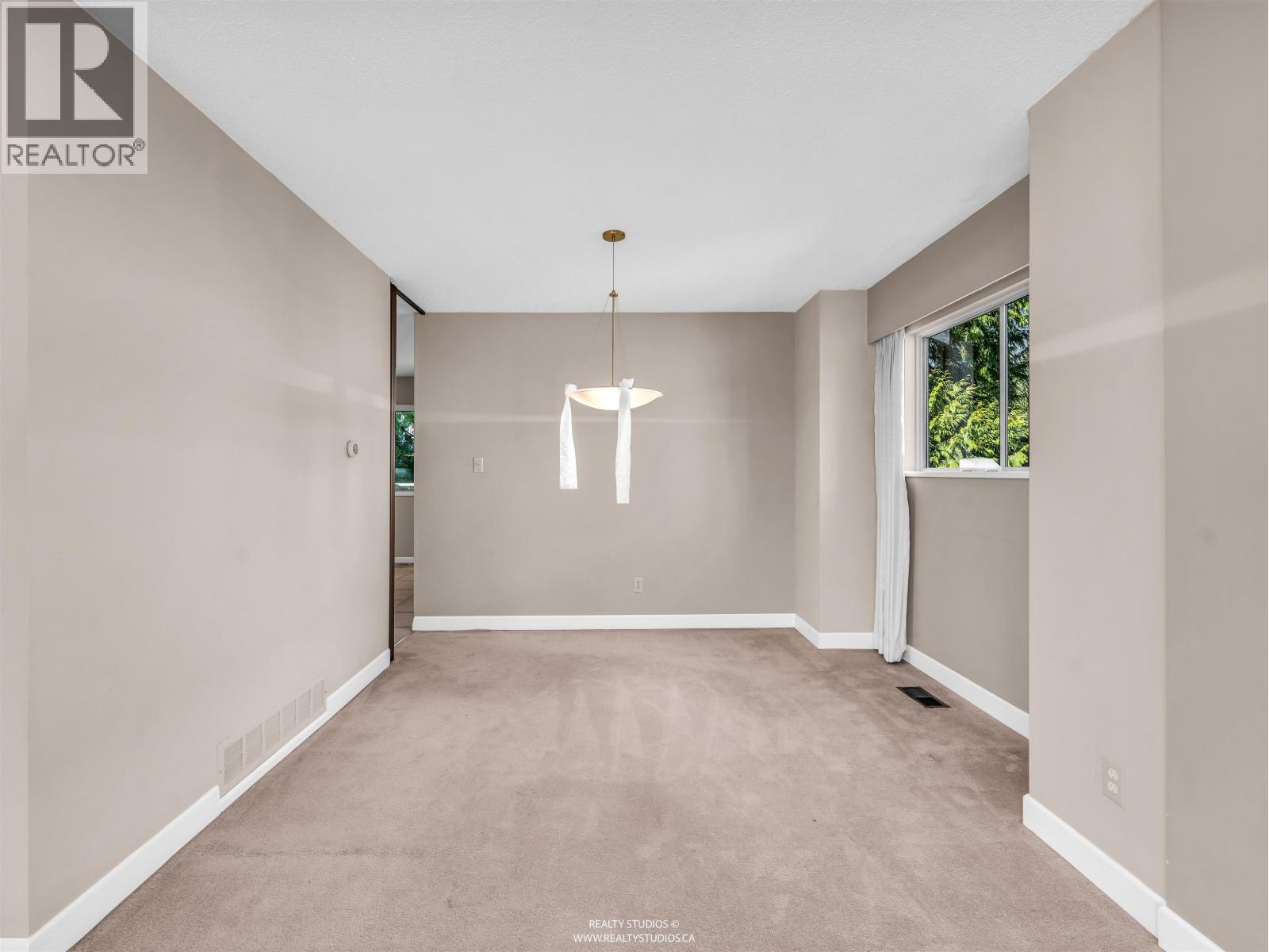 1110 Lodge Road, North Vancouver, British Columbia  V7R 1W8 - Photo 9 - R3109132