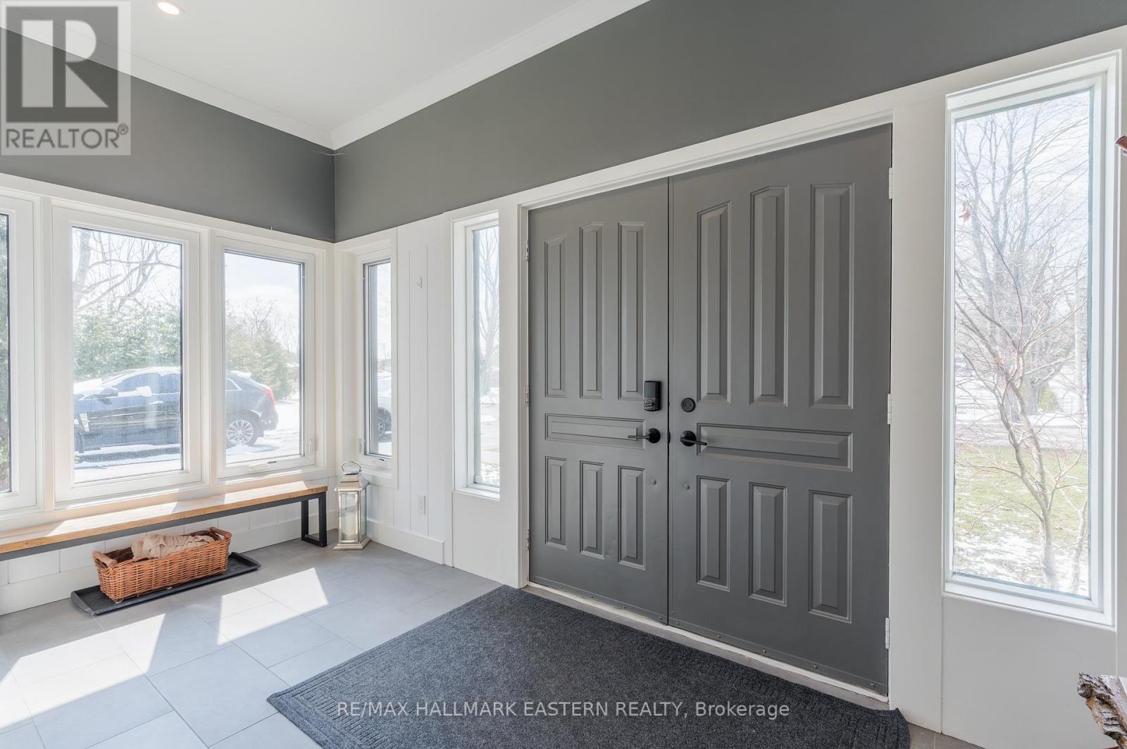 6 Weller Crescent, Peterborough, Ontario  K9J 6J5 - Photo 2 - X12976078