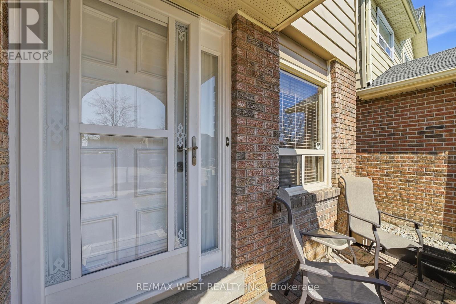 68 Buckland Way, Brampton, Ontario  L6V 3P4 - Photo 4 - W12963978