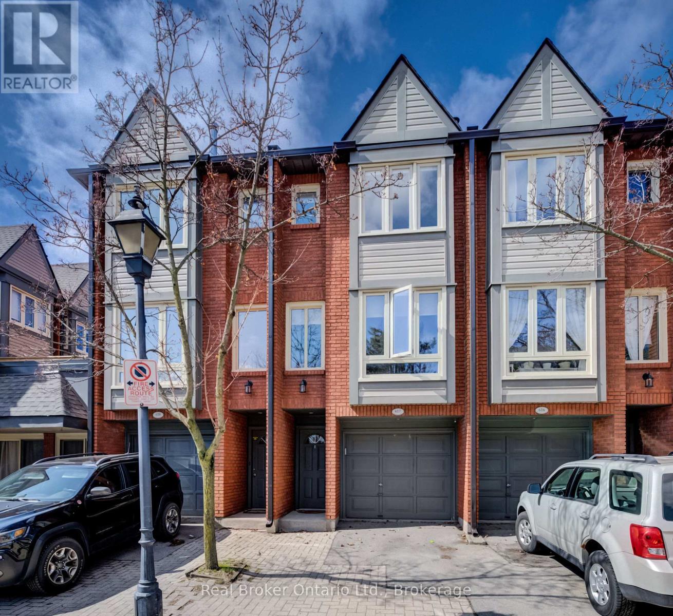 617 - 895 Maple Avenue, Burlington, Ontario  L7S 2H7 - Photo 2 - W12975838