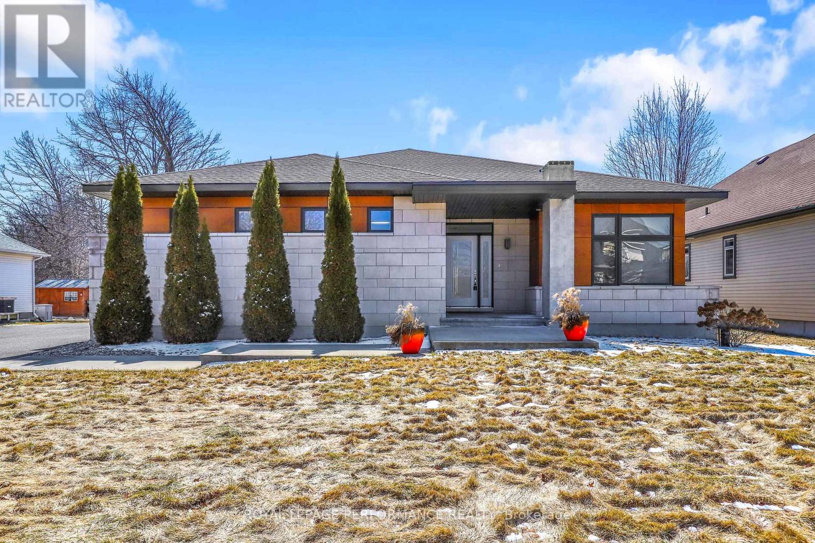 32 MOORE STREET, Ottawa, Ontario