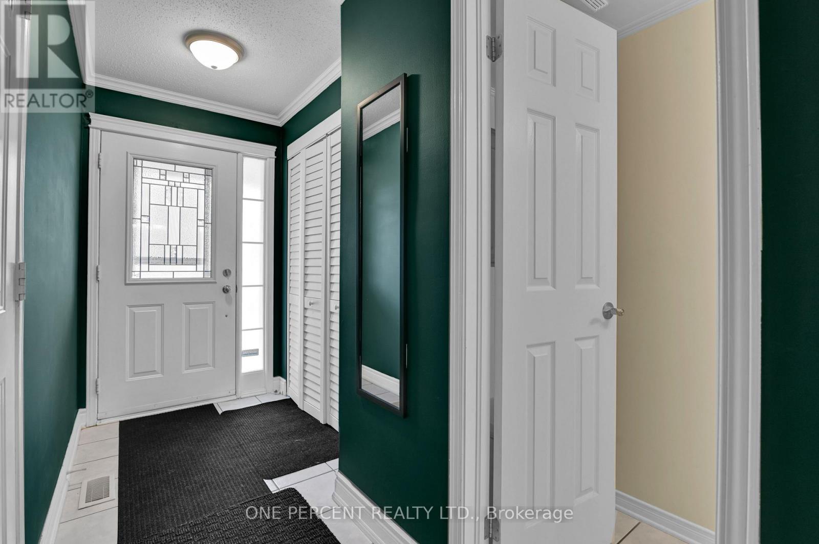 311 Southcrest Private, Ottawa, Ontario  K1V 2B7 - Photo 3 - X12975854