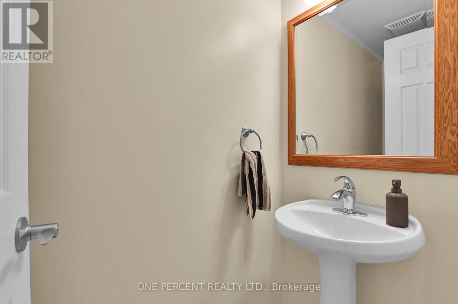 311 Southcrest Private, Ottawa, Ontario  K1V 2B7 - Photo 5 - X12975854