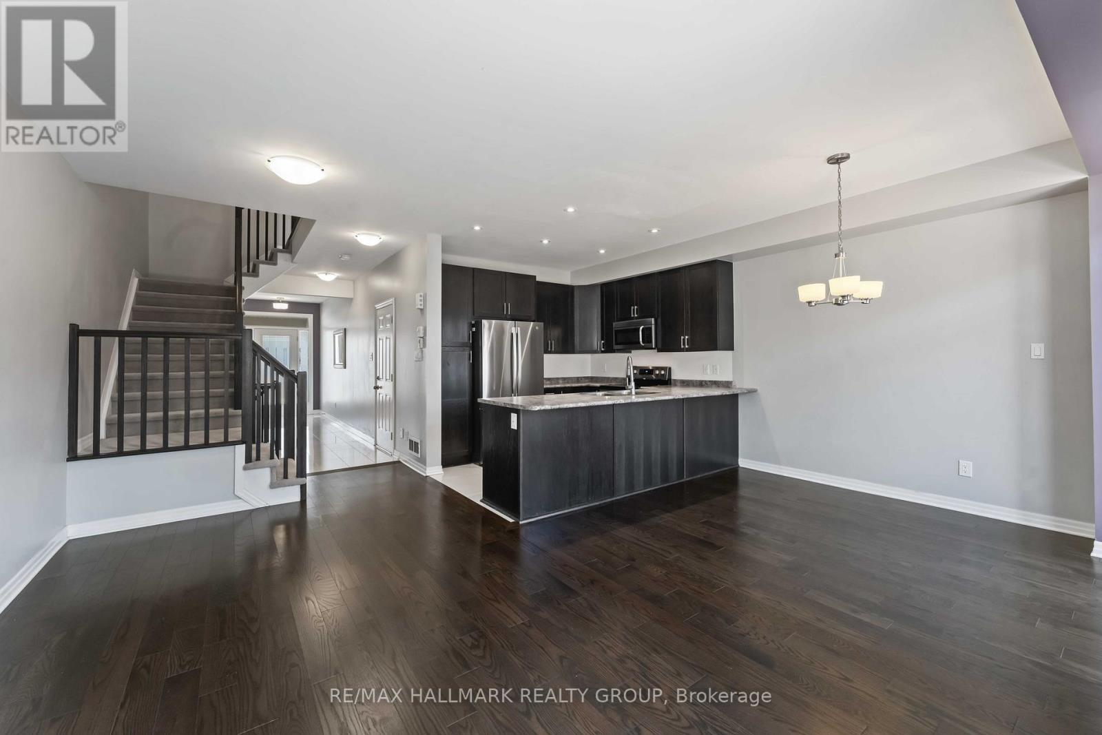 900 Littlerock Street, Ottawa, Ontario  K1T 0N2 - Photo 12 - X12975864