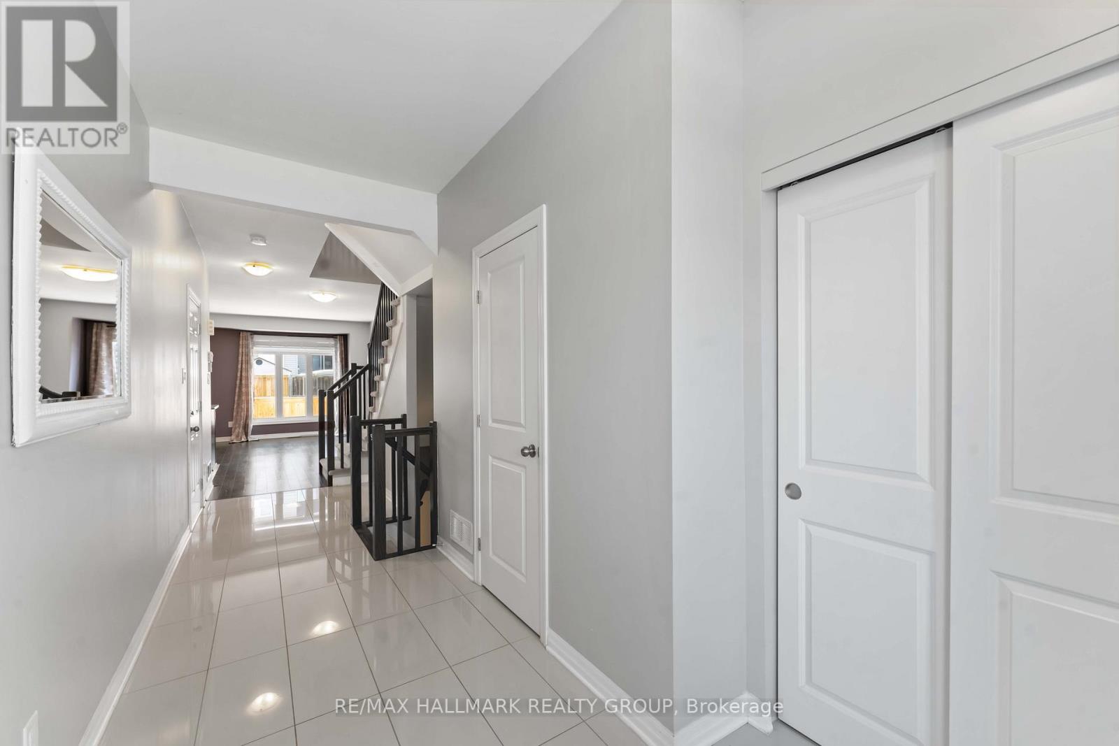 900 Littlerock Street, Ottawa, Ontario  K1T 0N2 - Photo 2 - X12975864