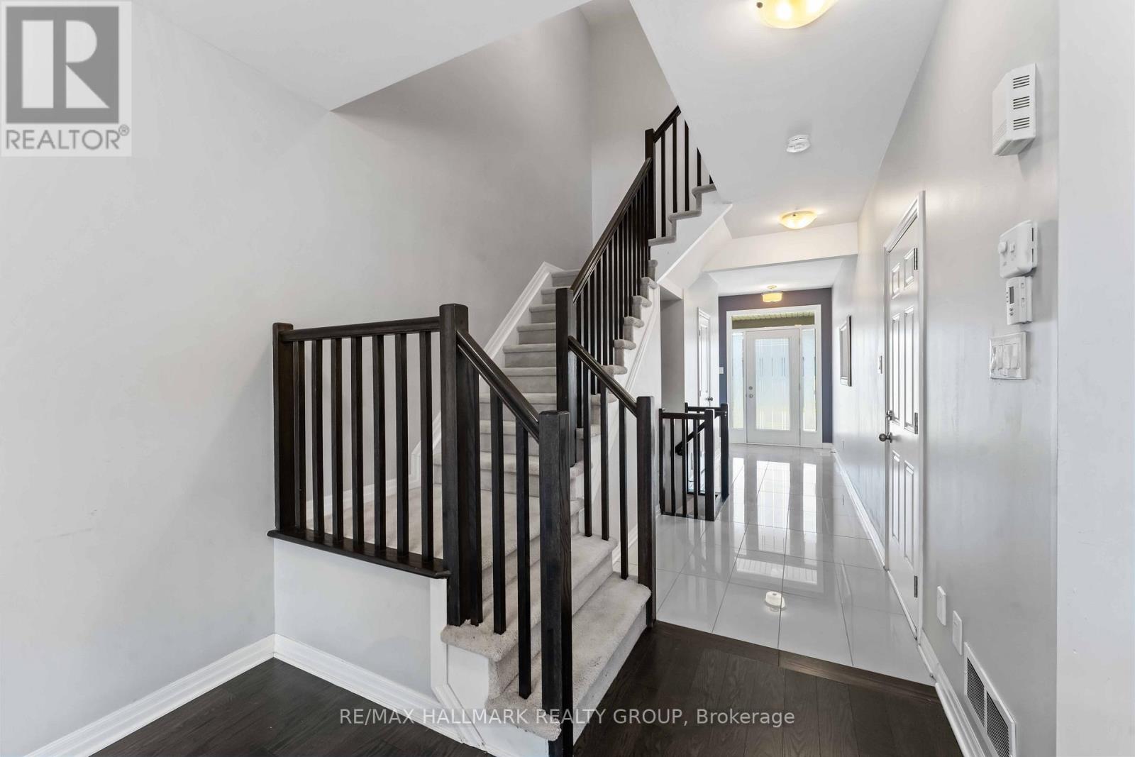 900 Littlerock Street, Ottawa, Ontario  K1T 0N2 - Photo 3 - X12975864