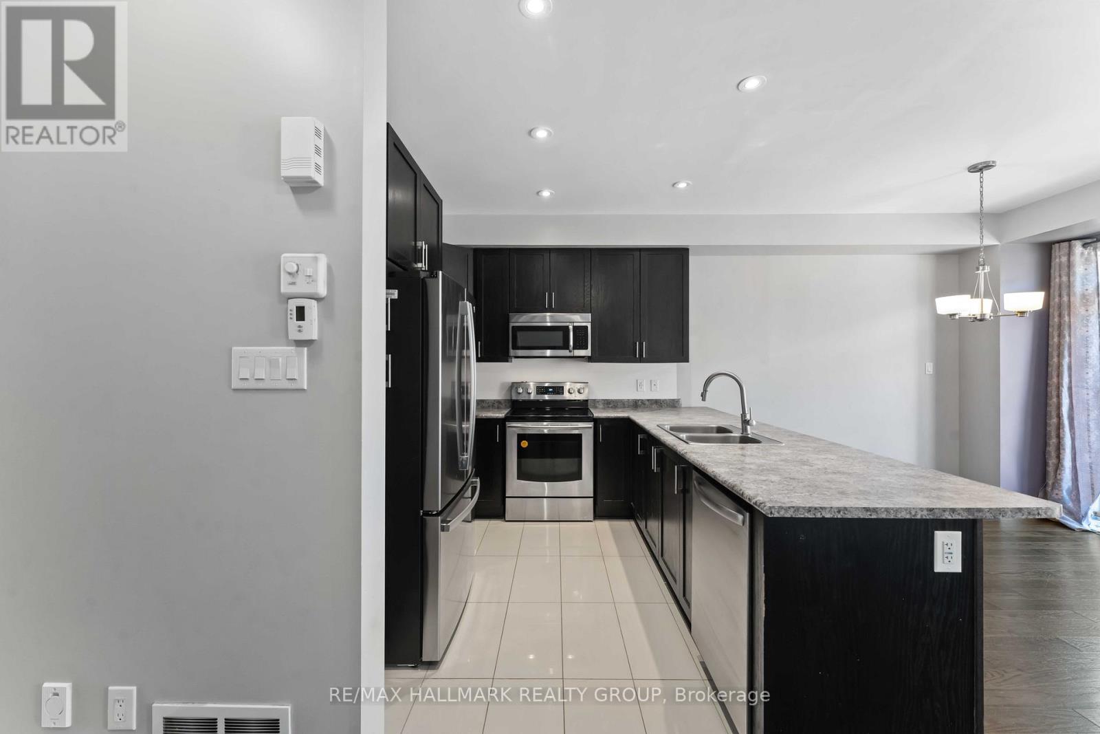900 Littlerock Street, Ottawa, Ontario  K1T 0N2 - Photo 6 - X12975864