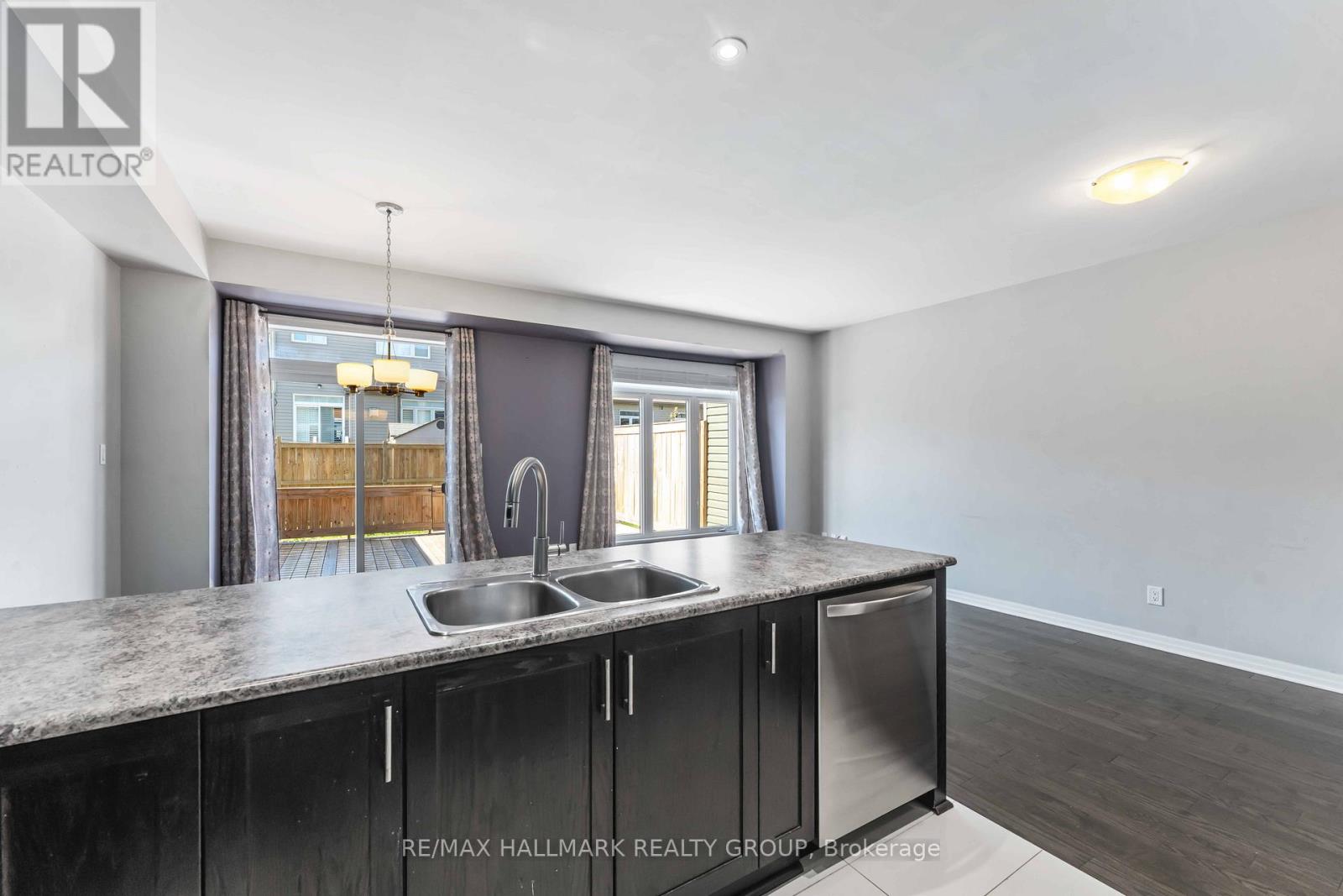 900 Littlerock Street, Ottawa, Ontario  K1T 0N2 - Photo 8 - X12975864