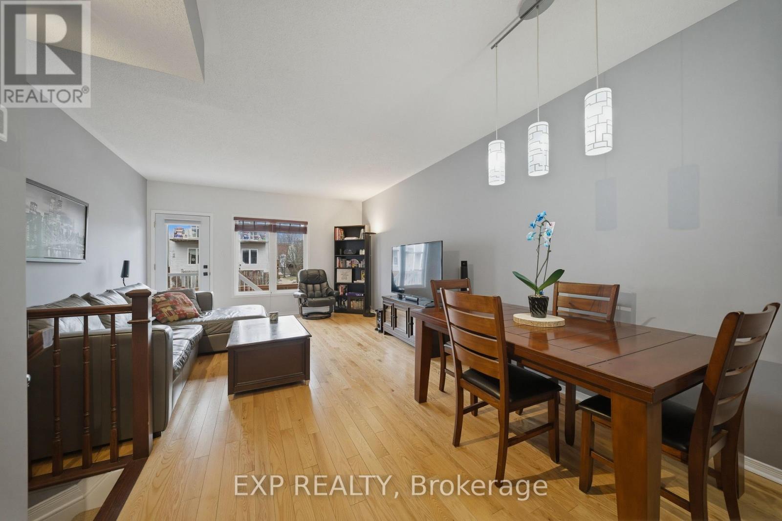 300 London Terrace, Ottawa, Ontario  K1K 2W2 - Photo 5 - X12975990