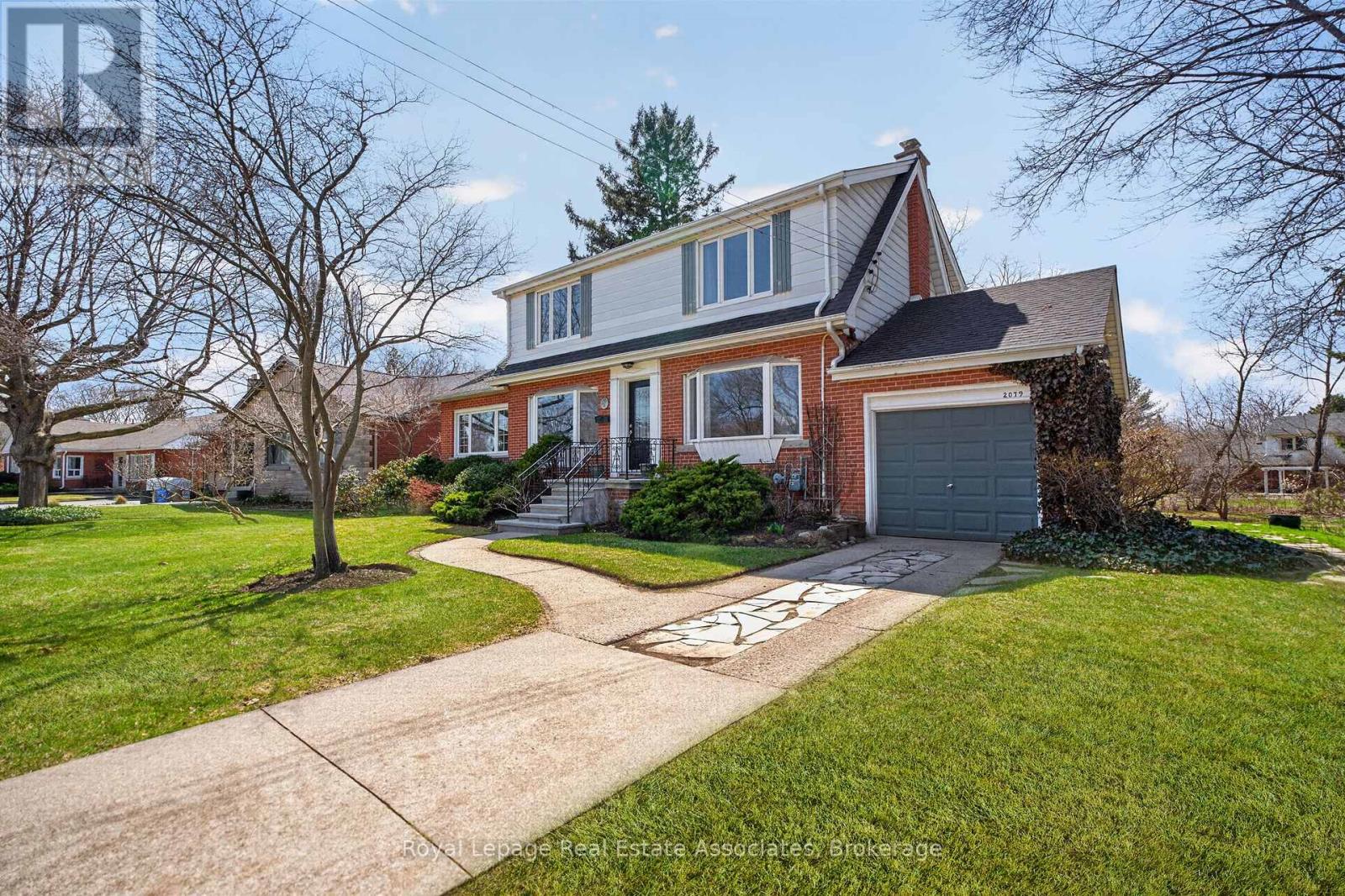 2079 Deyncourt Drive, Burlington, Ontario  L7R 1W2 - Photo 3 - W12975290