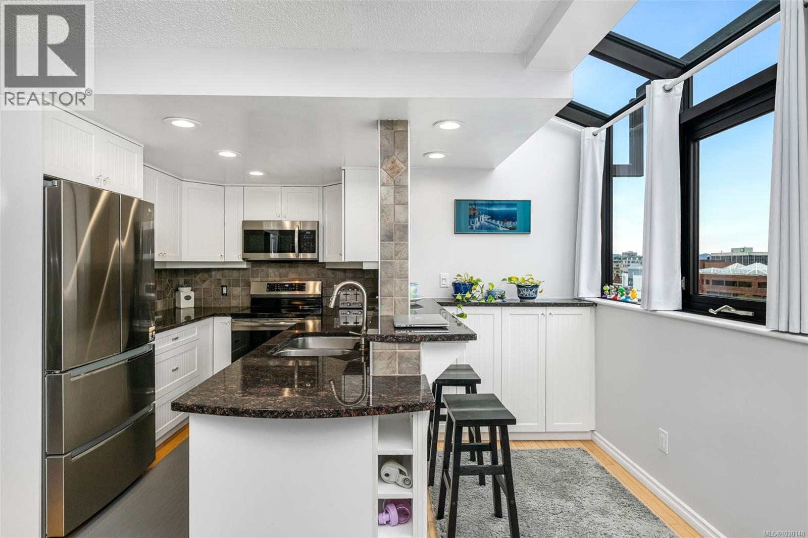 805 819 Burdett Ave, Victoria, British Columbia  V8W 1B3 - Photo 3 - 1030148