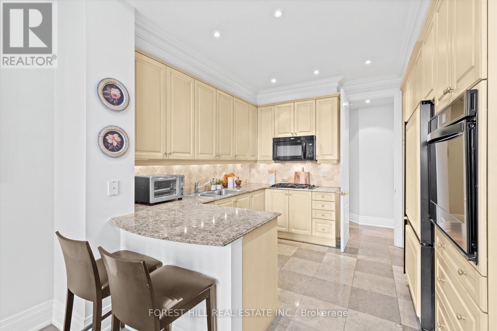 108 - 33 DELISLE AVENUE Toronto (Yonge-St. Clair), ON M4V 3C7