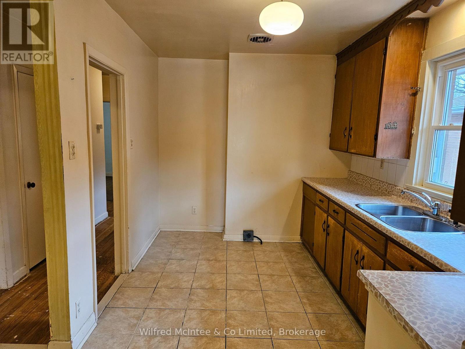 69 Haliburton Avenue, Toronto, Ontario  M9B 4Y6 - Photo 5 - W12950862