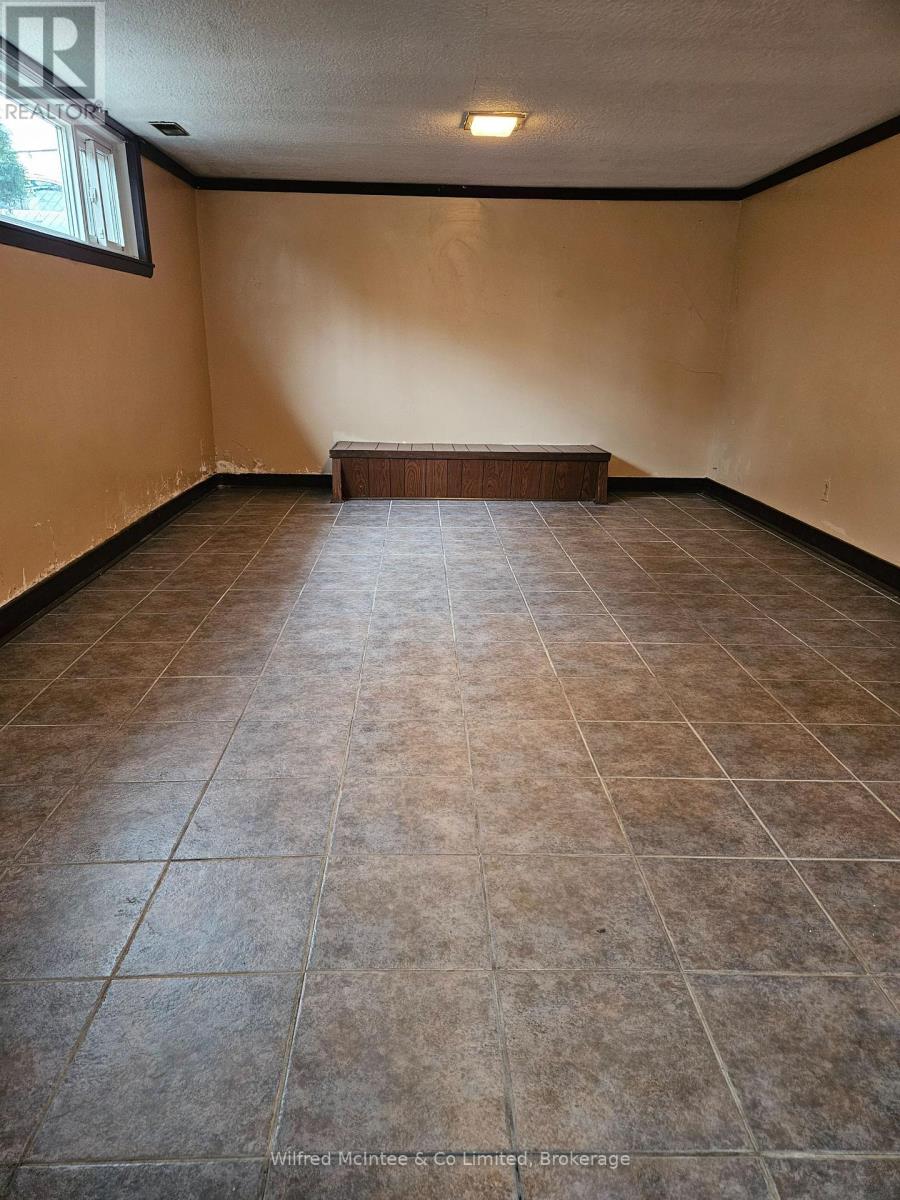 69 Haliburton Avenue, Toronto, Ontario  M9B 4Y6 - Photo 19 - W12950862