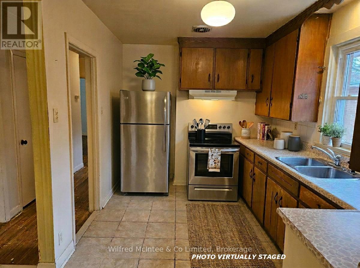 69 Haliburton Avenue, Toronto, Ontario  M9B 4Y6 - Photo 6 - W12950862