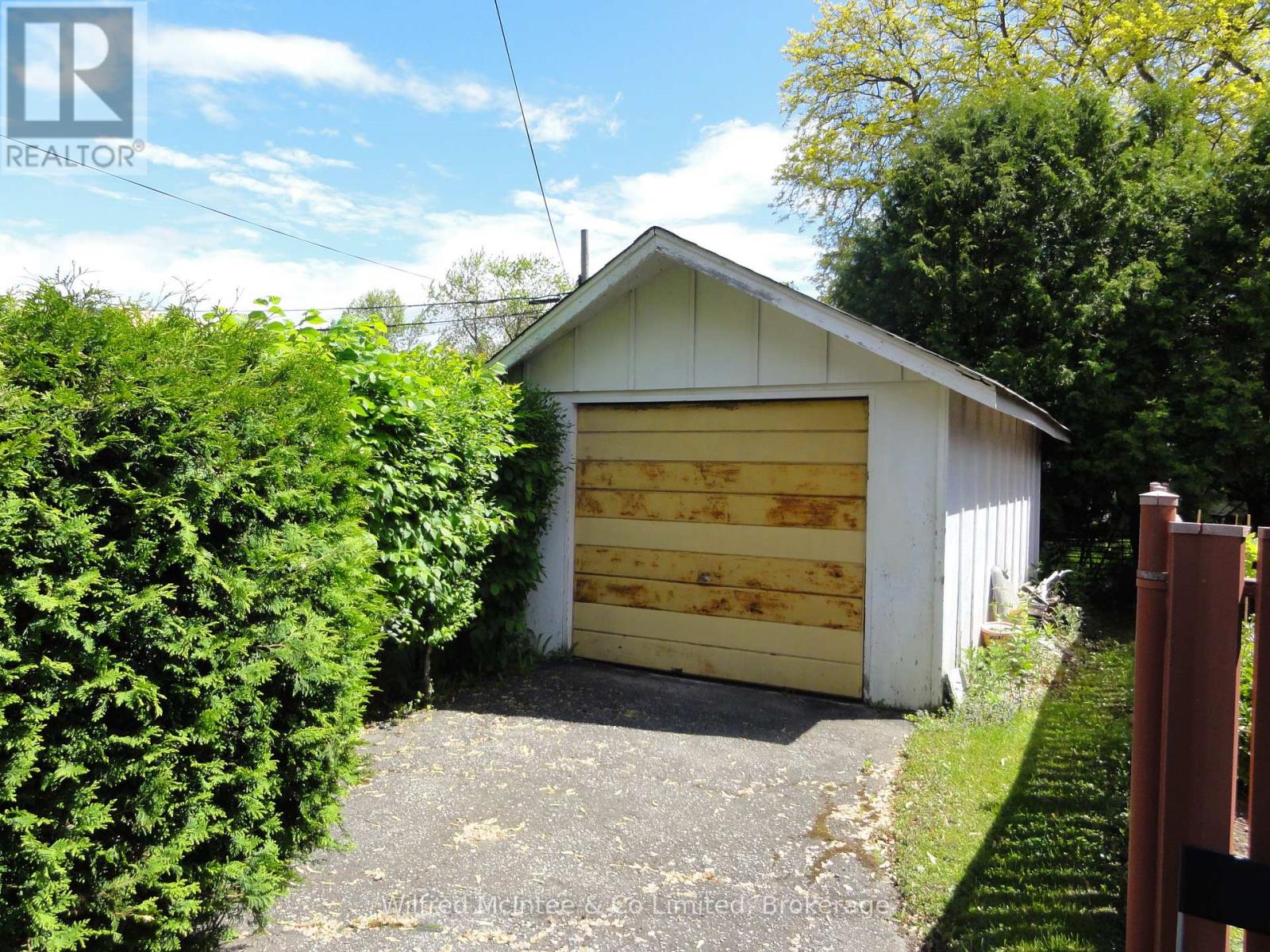 69 Haliburton Avenue, Toronto, Ontario  M9B 4Y6 - Photo 24 - W12950862