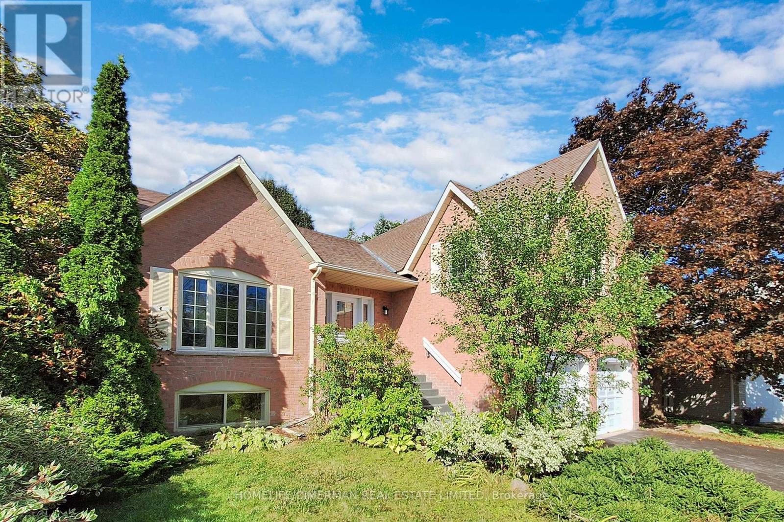 14 Laurwood Court, Aurora, Ontario  L4G 5C2 - Photo 3 - N12976010