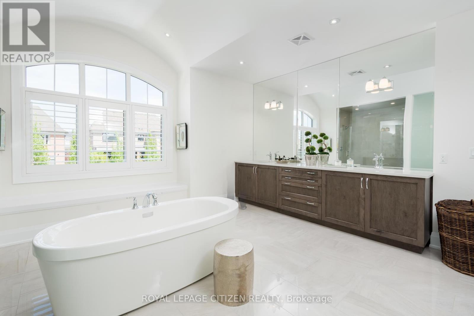 49 Mary Natasha Court, Vaughan, Ontario  L4H 4N6 - Photo 33 - N12976096