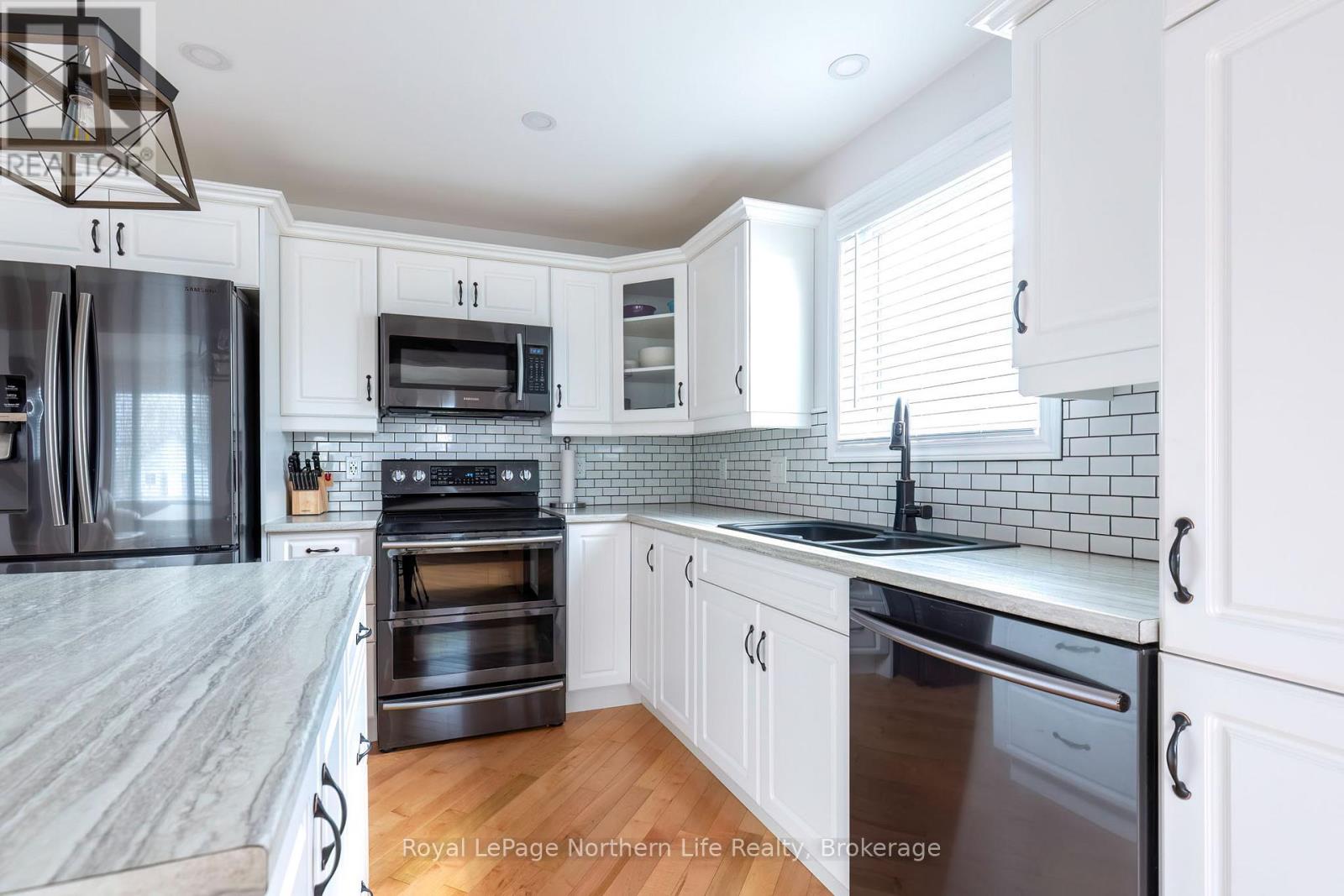 300 Yonge Street, Bonfield, Ontario  P0H 1E0 - Photo 8 - X12976140