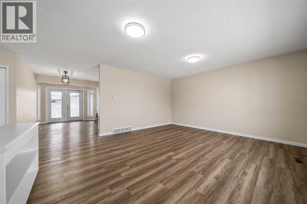 25 Seven Persons Crescent Sw, Medicine Hat, Alberta  T1B 2A6 - Photo 10 - A2295812