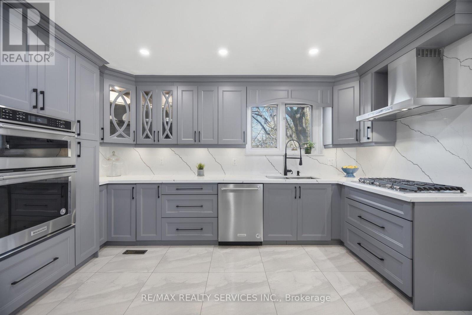 68 Elgin Drive, Brampton, Ontario  L6Y 1A8 - Photo 15 - W12975920