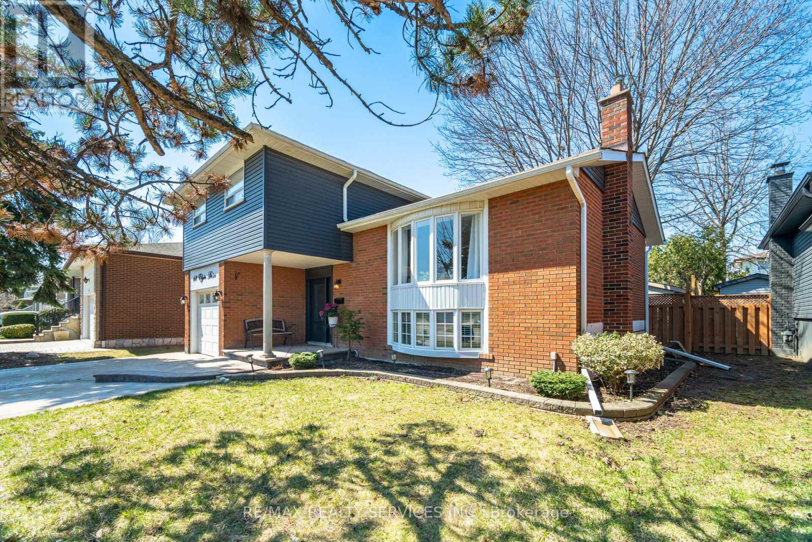 68 Elgin Drive, Brampton, Ontario  L6Y 1A8 - Photo 4 - W12975920