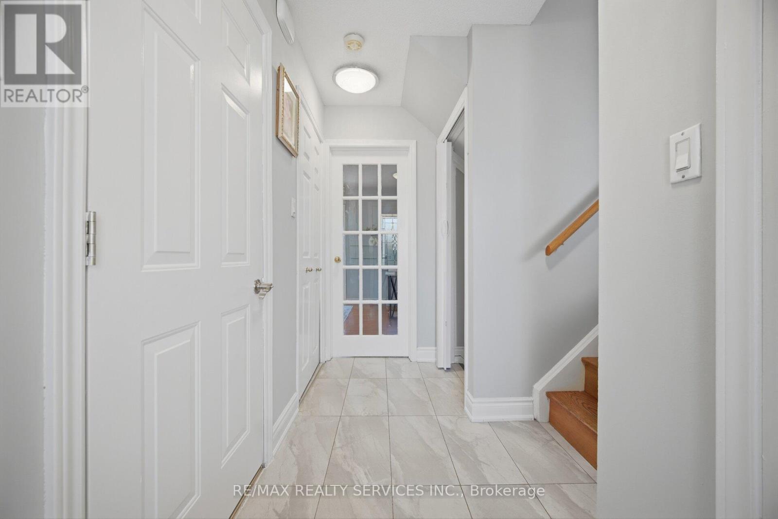 68 Elgin Drive, Brampton, Ontario  L6Y 1A8 - Photo 6 - W12975920