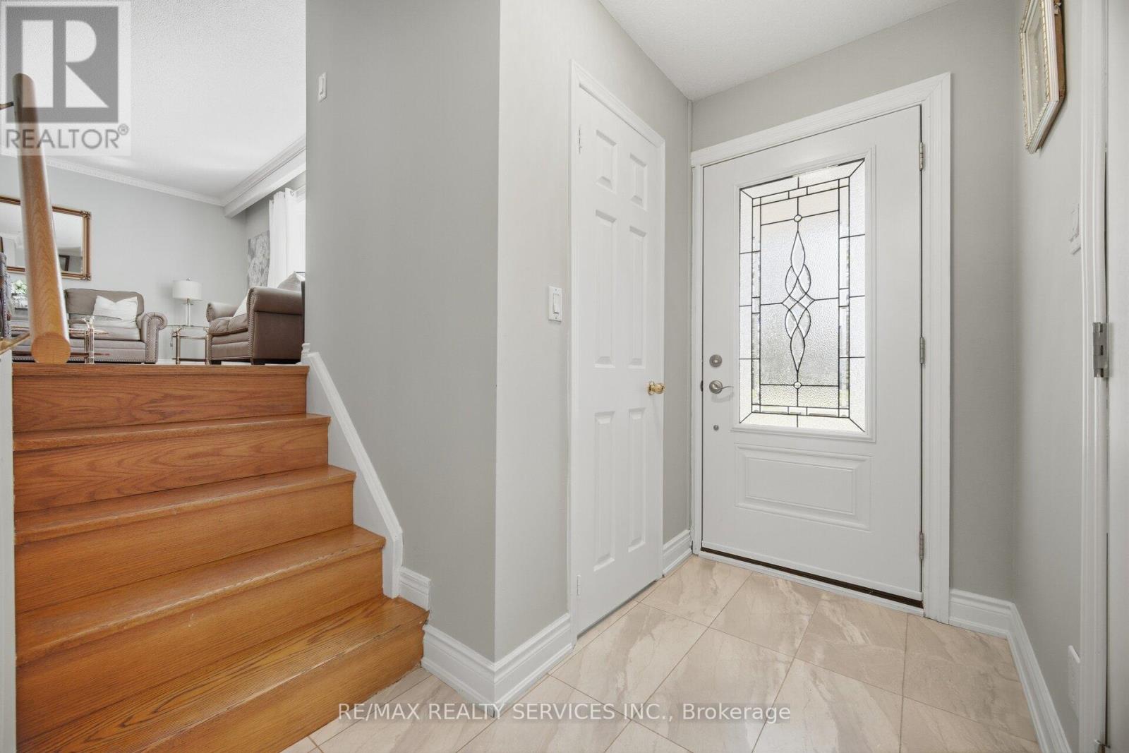 68 Elgin Drive, Brampton, Ontario  L6Y 1A8 - Photo 7 - W12975920