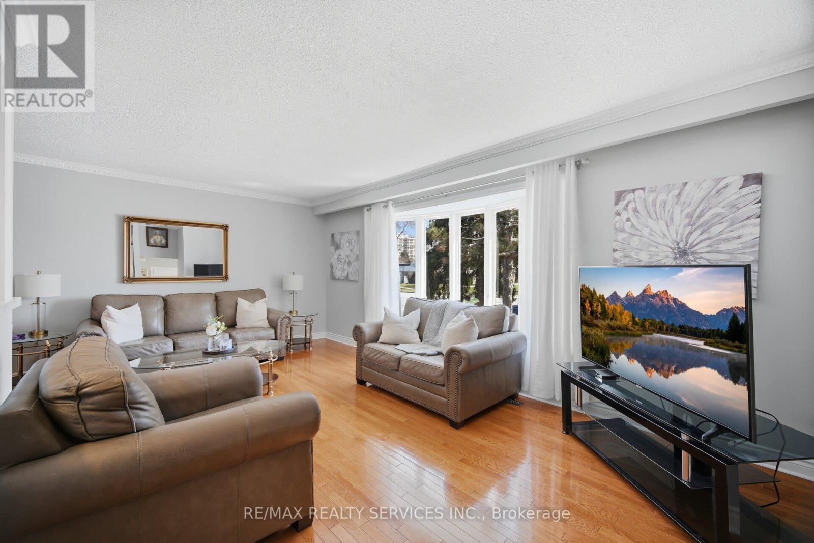 68 Elgin Drive, Brampton, Ontario  L6Y 1A8 - Photo 9 - W12975920