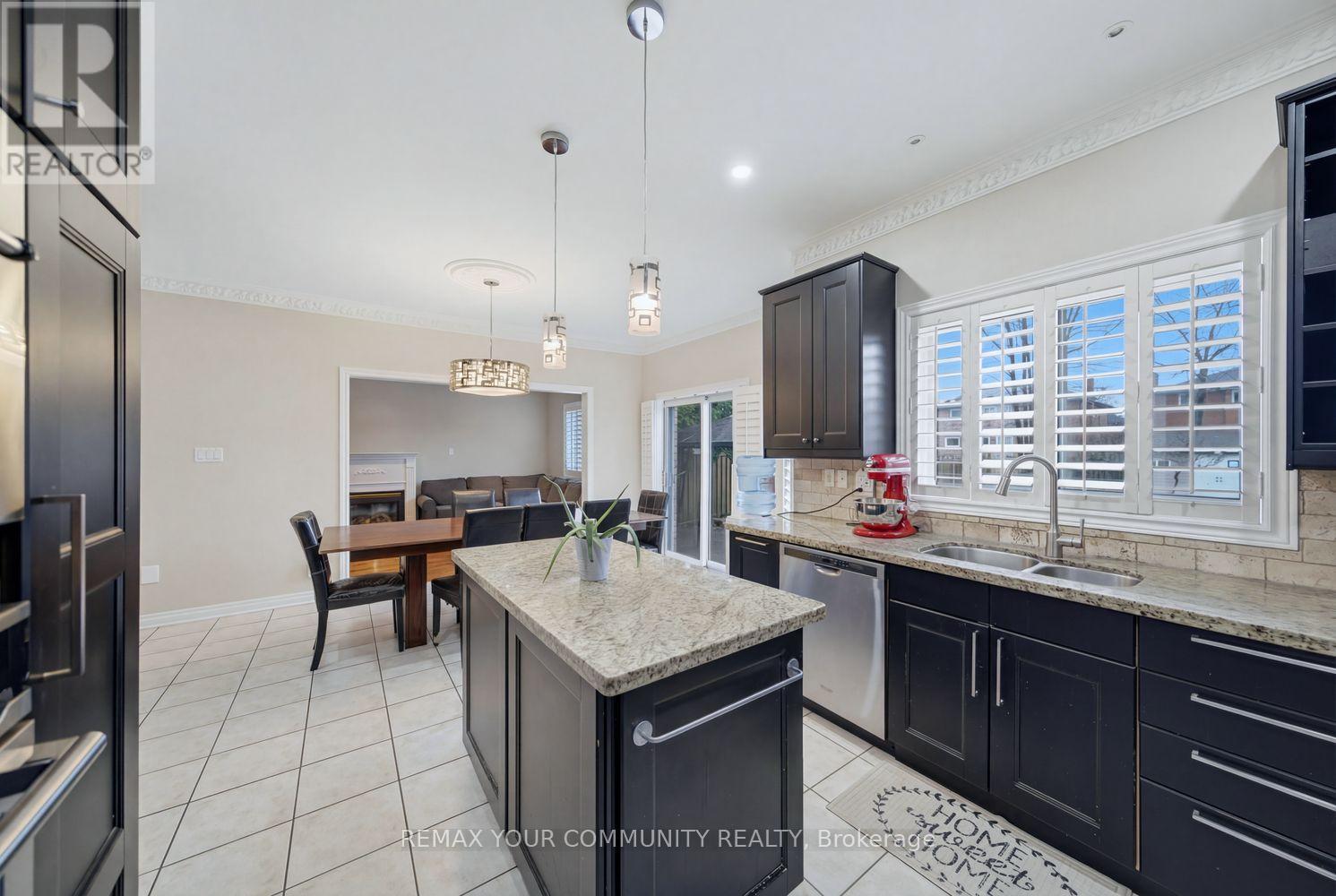 405 Searles Court, Mississauga, Ontario  L5R 2C6 - Photo 15 - W12975962