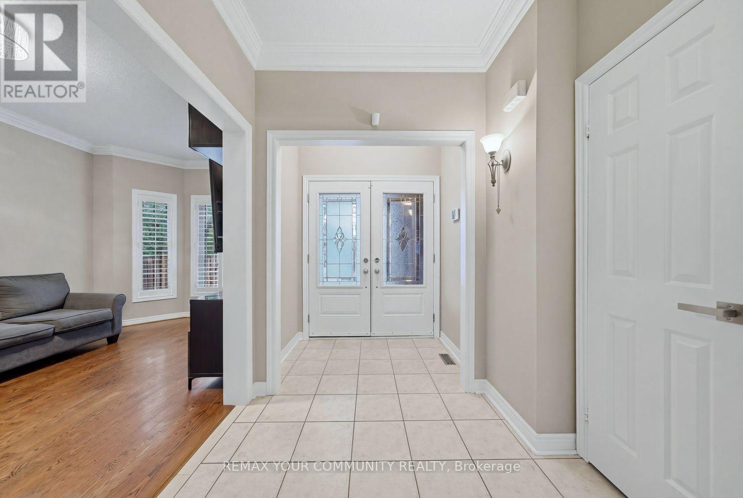 405 Searles Court, Mississauga, Ontario  L5R 2C6 - Photo 4 - W12975962