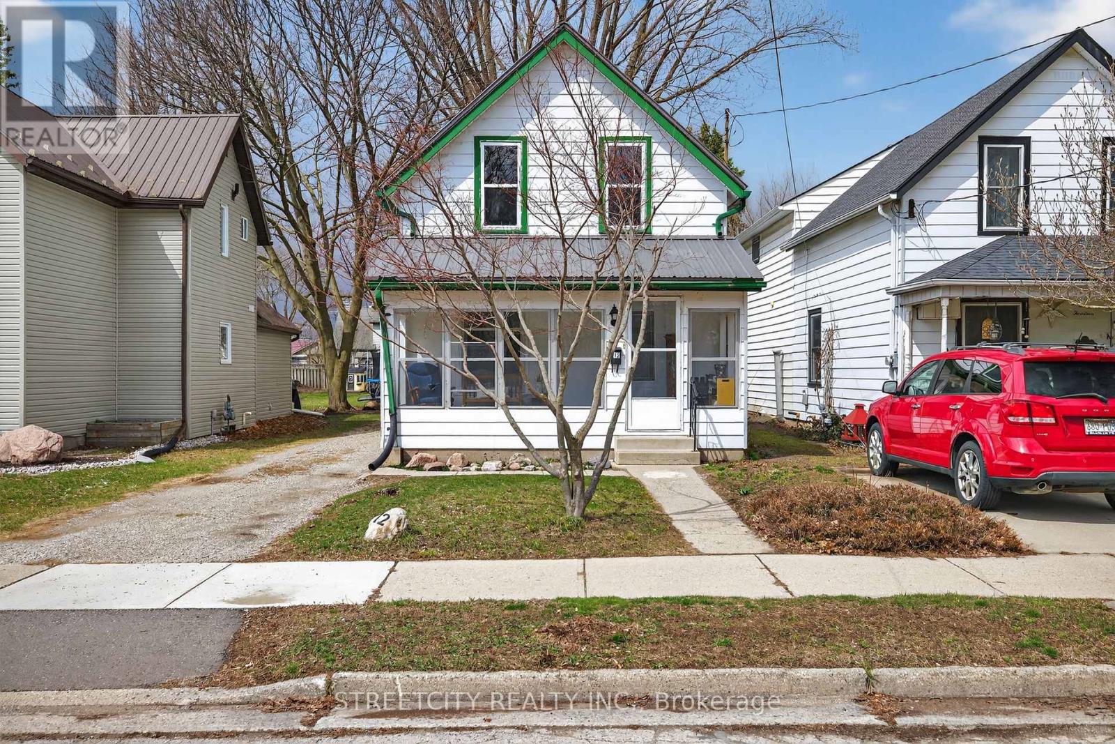 12 Pearl Street, Tillsonburg, Ontario  N4G 1L3 - Photo 1 - X12976260