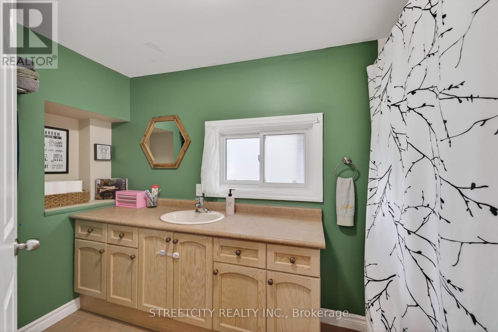 12 Pearl Street, Tillsonburg, Ontario  N4G 1L3 - Photo 11 - X12976260