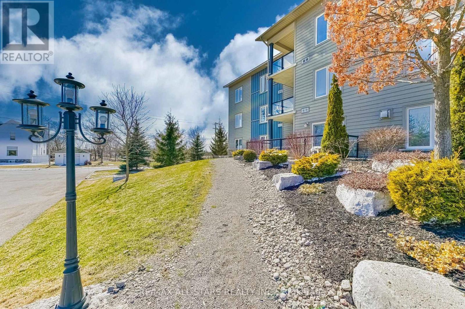 201 - 94 Francis Street W, Kawartha Lakes, Ontario  K0M 1N0 - Photo 2 - X12976282