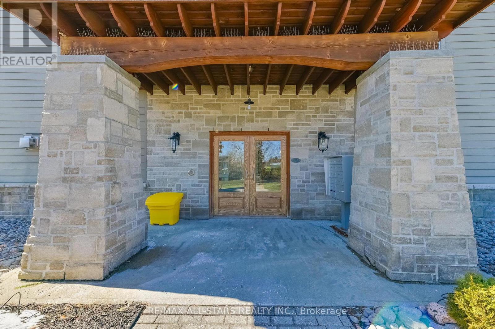 201 - 94 Francis Street W, Kawartha Lakes, Ontario  K0M 1N0 - Photo 3 - X12976282