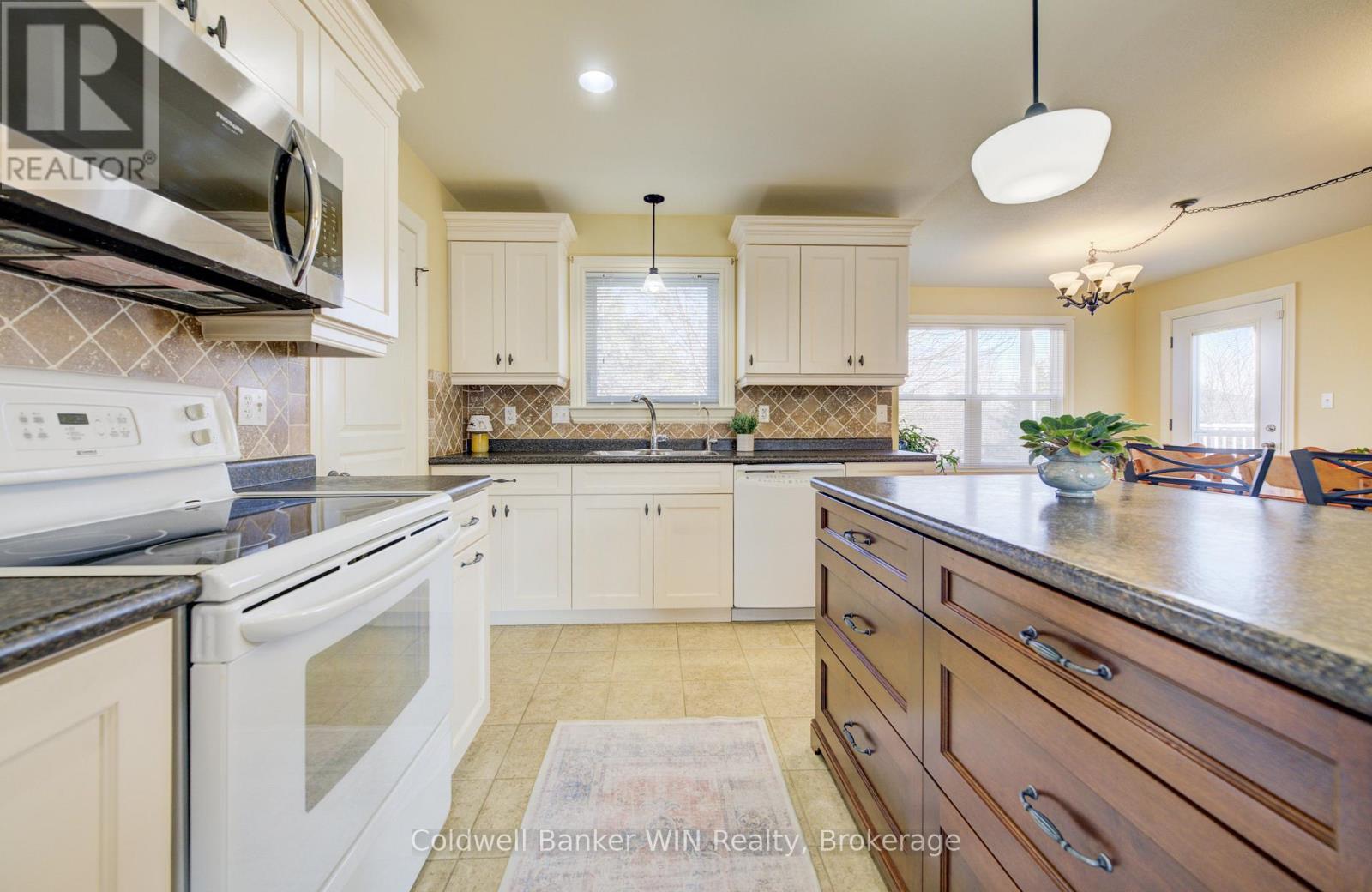 34 Regency Drive, Minto, Ontario  N0G 1M0 - Photo 10 - X12976234