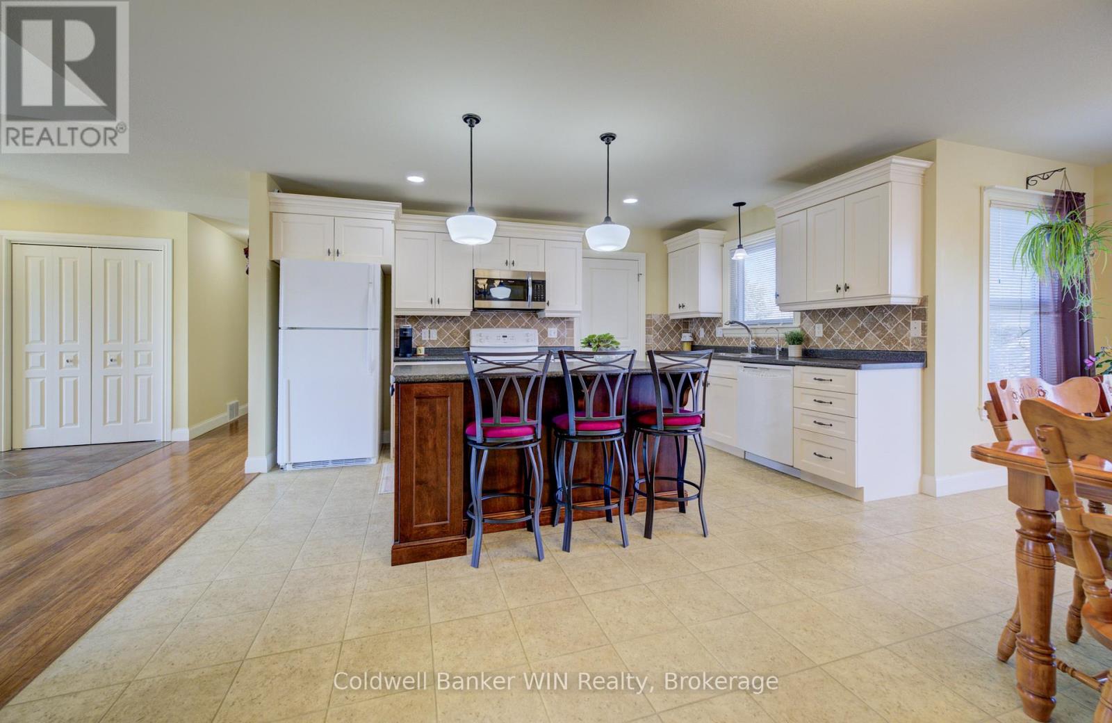 34 Regency Drive, Minto, Ontario  N0G 1M0 - Photo 6 - X12976234